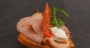Ambachtelijke beenham op crostini