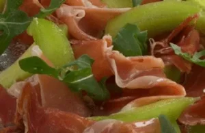 Gedroogde ham met meloen