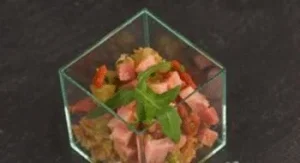 Glaasje gevuld met beenhamsalade