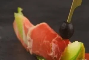 Meloen omwikkelt met ham